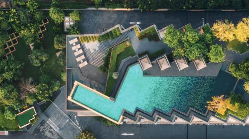 芭堤雅市中心Edge Central Pattaya by JJJ的公园游泳池的顶部景色