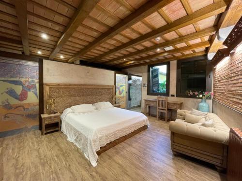 赫罗纳西斯托里克酒店的一间卧室配有一张大床和一张沙发