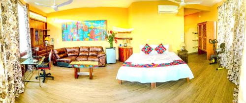 兹波利特Casa Biulú的客厅配有床和沙发