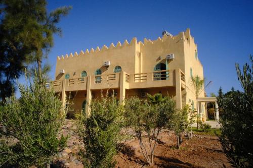 马拉喀什Dar Amali, villa spacieuse 9ch avec piscine en exclusivité的沙漠中的一个大房子