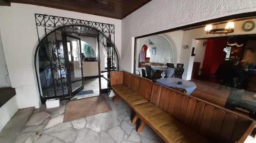 圣卡洛斯-德巴里洛切El Molino的带沙发的客厅和入口