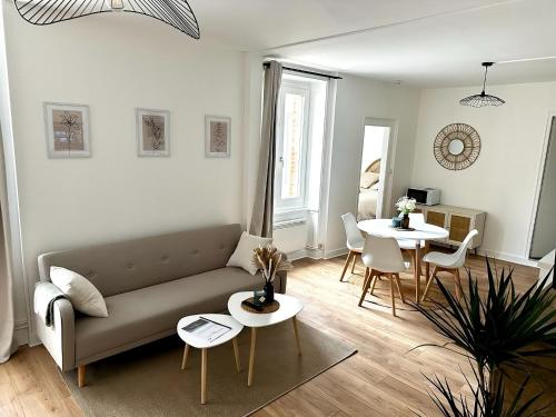 贝桑松Le Vesontio, Wifi, Parking proche的客厅配有沙发和桌子