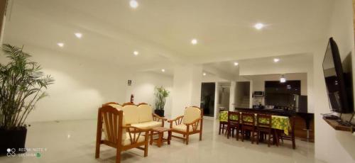 帕拉卡斯Killamoon House Paracas的一间带桌椅的客厅和一间厨房