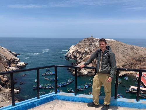卡马纳Qaleta Azul的站在俯瞰大海的阳台上的人