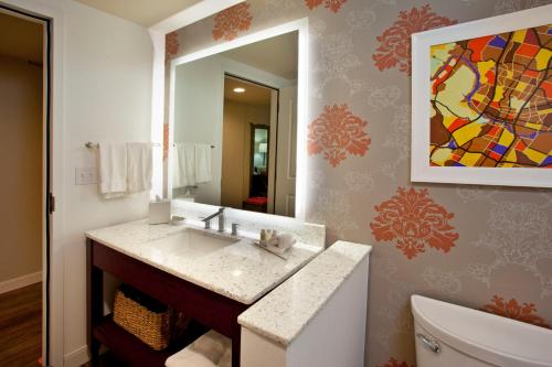 奥斯汀英迪格奥斯汀市中心酒店的一间带水槽和镜子的浴室