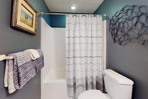 大洋城Whispering Sands 301的一间带卫生间和淋浴帘的浴室