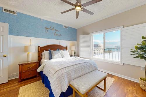 大洋城Whispering Sands 301的一间卧室配有一张带吊扇和窗户的床。