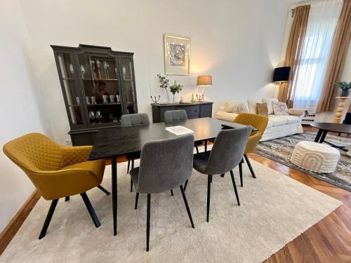 布达佩斯Hillside Luxury Residence Budapest with free garage的客厅设有餐桌和椅子