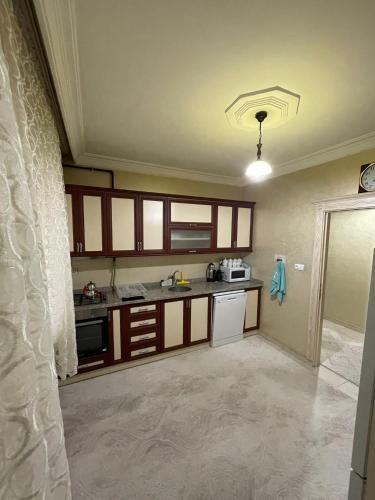 伊斯坦布尔Ahmetbay sitesi的厨房配有棕色橱柜和白色家电