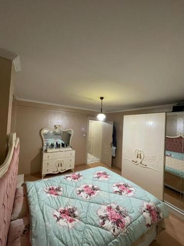 伊斯坦布尔Ahmetbay sitesi的一间卧室配有一张带粉红色鲜花的大床