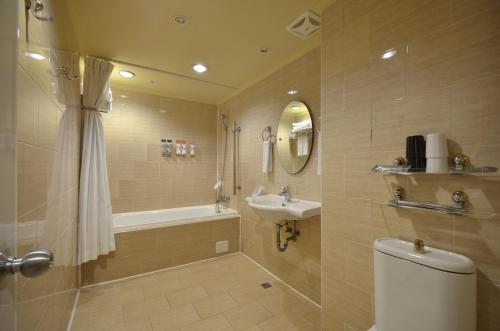 高雄歌德商旅的浴室配有卫生间、盥洗盆和淋浴。