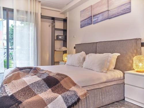 卡萨布兰卡TheCasaEdition Gauthier Residency City Center的一间卧室配有一张床铺,床上有毯子