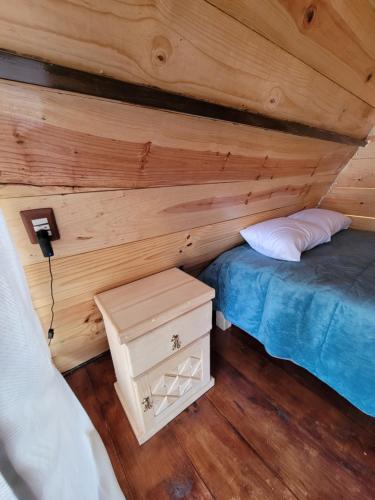 奇格纳瓦潘Campestre Camp的小木屋内一间卧室,配有一张床