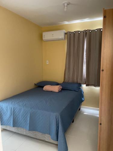 圣若泽-迪里巴马尔Belíssimo apto proximo a praia do aracagy的一间卧室设有蓝色的床和窗户。