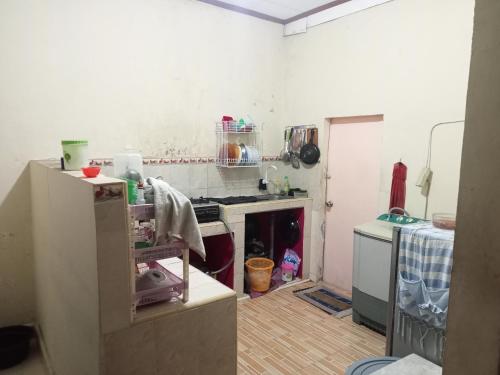 TabingPenginapan Syari'ah Parak Anau的客房设有带炉灶烤箱的厨房。