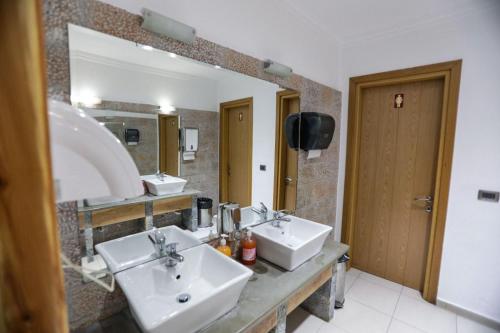 沃斯科波亚Vila Falo的一间带两个盥洗盆和大镜子的浴室