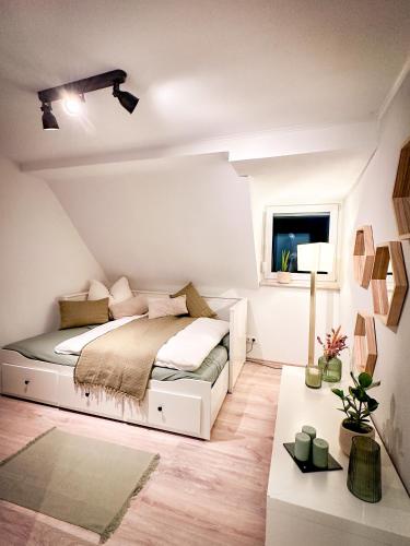 RimparSchönes modernes Einfamilienhaus für 1 bis 6 Personen的一间卧室设有一张床和一个窗口
