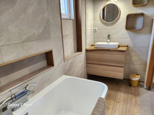 耶尔Petite maison cosy的浴室配有白色浴缸和水槽