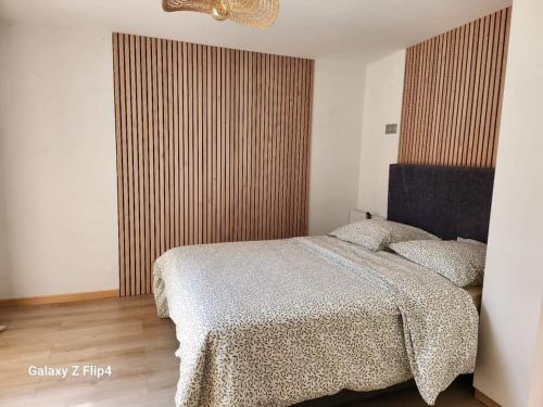 耶尔Petite maison cosy的一间卧室设有一张床和一个大窗户