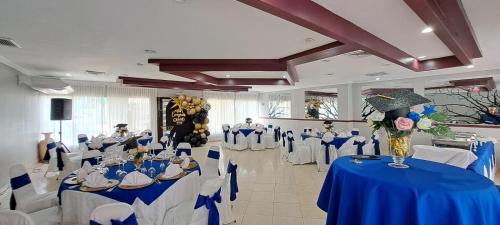 拉塞瓦拉金塔酒店的宴会厅配有蓝色和白色的桌椅