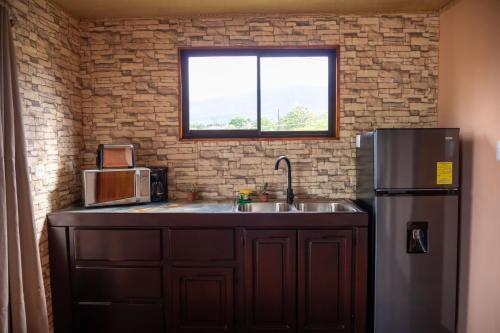 福尔图纳Living Room的厨房配有水槽和冰箱