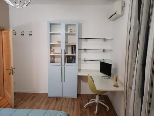 地拉那Art Gallery Apartments Tirana 1的办公室里设有一张桌子和一台电脑