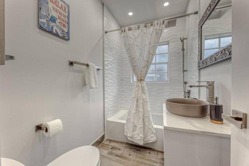 劳德代尔堡Mango Manor - Walk to Las Olas!的白色的浴室设有水槽和卫生间。