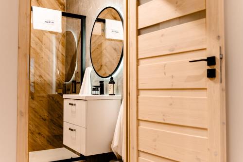 戈莱纽夫Hop & Lulu Premium Apartments的一间带水槽和镜子的浴室