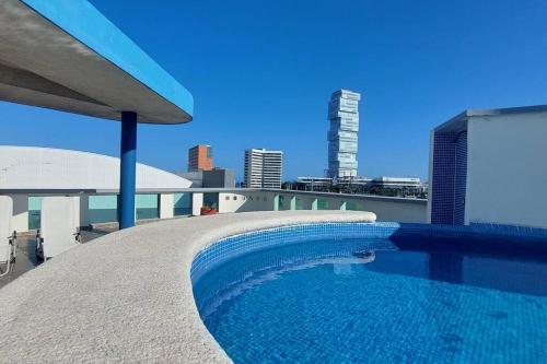 博卡德尔里奥"Condominio Américas"的建筑物屋顶上的游泳池