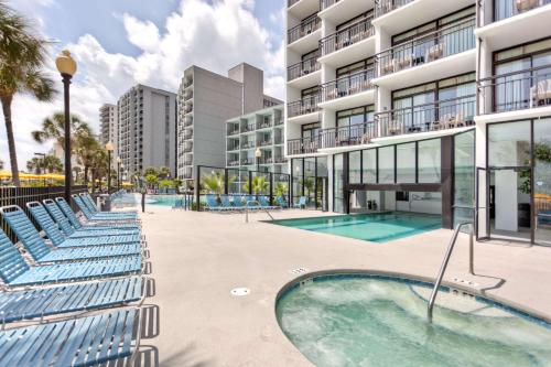 默特尔比奇代顿豪斯度假酒店的一座公寓大楼的图片,设有一个游泳池