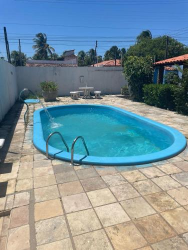 德奥多鲁元帅镇Casa Oceano的院子里的大型蓝色游泳池