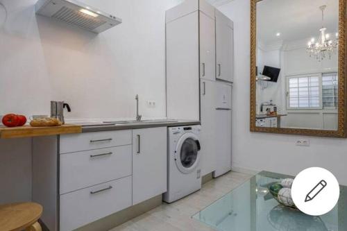 塞维利亚Fernando IV 29A的白色的厨房配有洗衣机和镜子