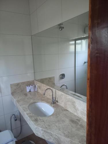三玛丽亚镇Pousada Rural Veredas的一间带水槽和镜子的浴室