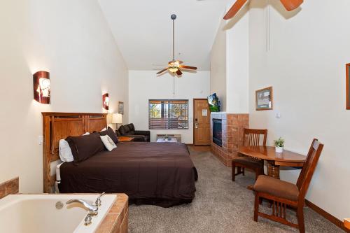 大熊湖罗宾汉度假酒店的卧室配有床和浴缸