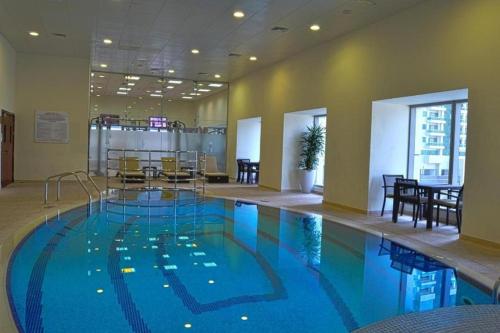 迪拜Life Above Clouds的在酒店房间的一个大型游泳池