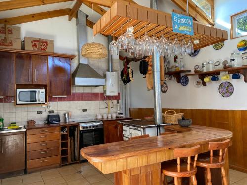 黑岛Gran casa en Isla Negra的厨房配有木制台面