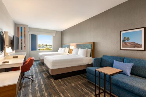 圣马特奥市Hampton Inn & Suites San Mateo-San Francisco Airport的酒店客房,配有床和沙发