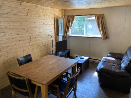 伦弗鲁港The Hiker Huts的客厅配有木桌和沙发