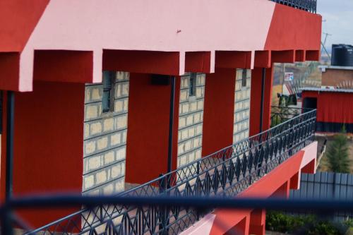 Kitengela Four Wheels Gardens Hotel & Accommodation的享有红色和白色建筑的景色