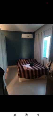 蒙蒂斯克拉鲁斯Casa de férias的一间设有一张蓝色墙壁床铺的卧室