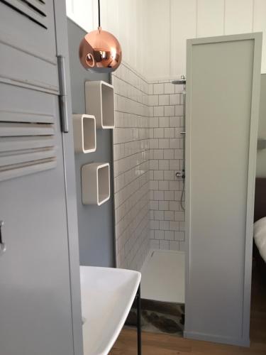 MasléonVilla Combade的带淋浴、卫生间和盥洗盆的浴室