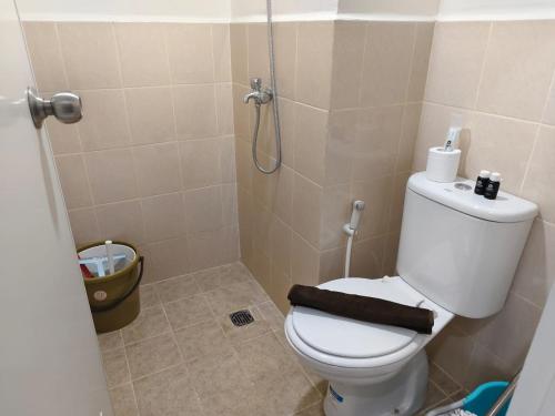德波Room 37的浴室配有白色卫生间和淋浴。
