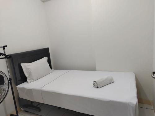 德波Room 37的配有枕头的客房内的一张白色床
