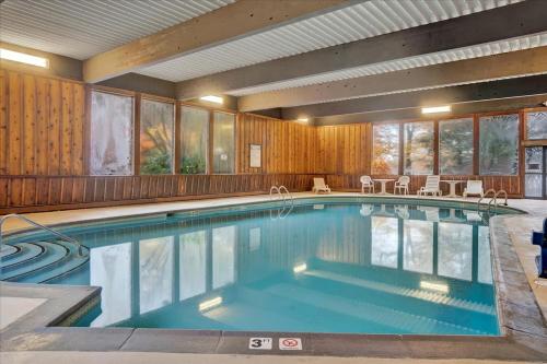 莱克哈莫尼The Lodge Luxury Resort At Lake Harmony的在酒店房间的一个大型游泳池