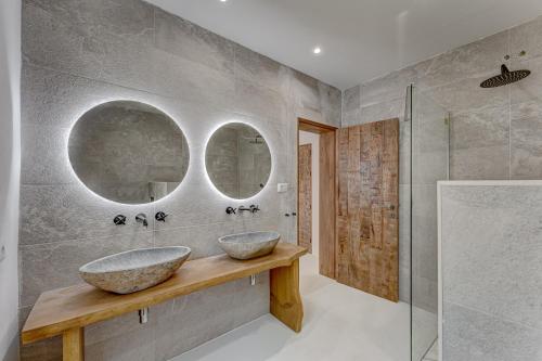 拉拉古纳Boutique Eco Hotel Costa Mágica的浴室设有2个水槽和2个镜子