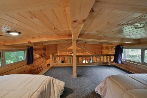 查塔努加Thomas Cabin Forest Tiny Cabin With Hot Tub的小木屋内的卧室,配有两张床