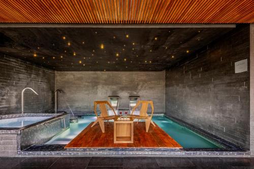 蒙特雷蒙特雷山谷盛大嘉年华美洲酒店的房屋内带桌椅的游泳池