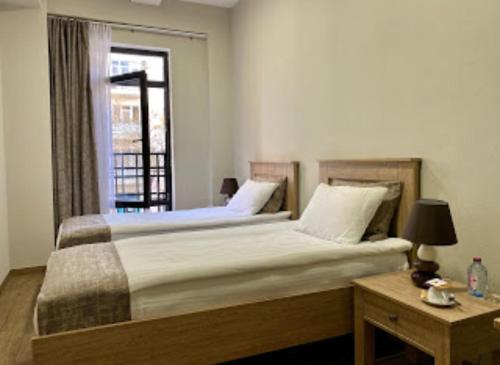 巴库Nizami Street Hotel的一间卧室设有一张大床和一个窗户。