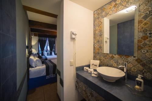 瓦哈卡市卡萨德洛斯弗赖酒店的一间带水槽和镜子的浴室