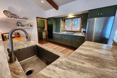 哈伯斯普林斯Birchwood Lakeview的厨房配有水槽和台面
